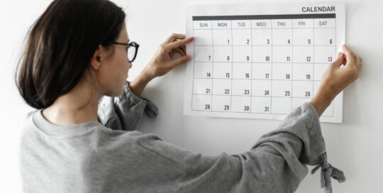 femme-verifiant-le-calendrier